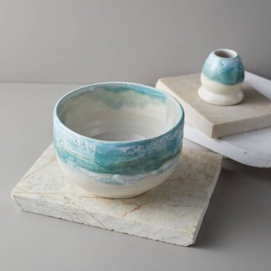 Gri arka planda çay kasesi seramiği. stüdyo ışığı