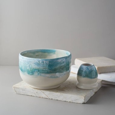 Gri arka planda çay kasesi seramiği. stüdyo ışığı