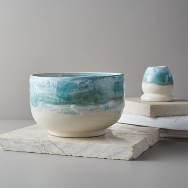 Gri arka planda çay kasesi seramiği. stüdyo ışığı