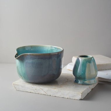 Gri arka planda çay kasesi seramiği. stüdyo ışığı