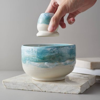 Gri arka planda çay kasesi seramiği. stüdyo ışığı