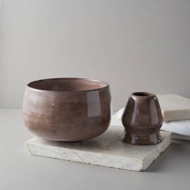 Gri arka planda çay kasesi seramiği. stüdyo ışığı