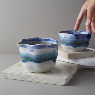 Gri arka planda çay kasesi seramiği. stüdyo ışığı