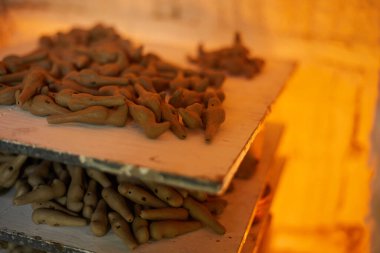 Fırında bir sürü rustik kil, çiğ seramik ürünler