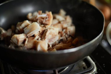 Domuz etini bir tencerede kaynatın, seçici bir odak noktası olsun.