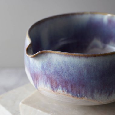 Gri arka planda çay kasesi seramiği. stüdyo ışığı