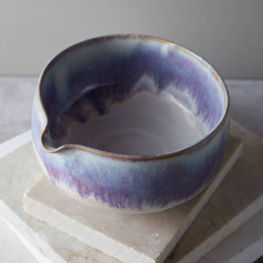 Gri arka planda çay kasesi seramiği. stüdyo ışığı