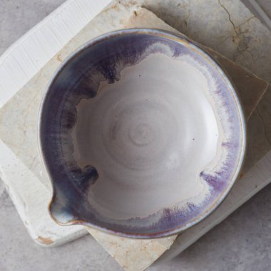 Gri arka planda çay kasesi seramiği. stüdyo ışığı