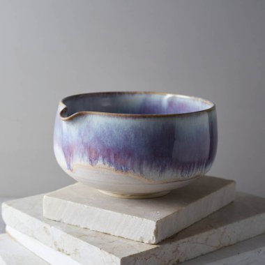 Gri arka planda çay kasesi seramiği. stüdyo ışığı