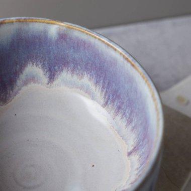 Gri arka planda çay kasesi seramiği. stüdyo ışığı