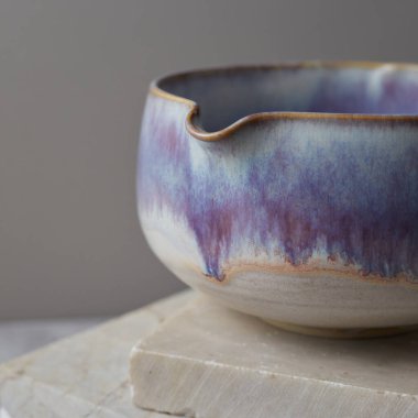 Gri arka planda çay kasesi seramiği. stüdyo ışığı