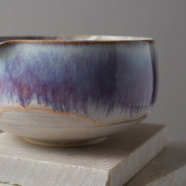 Gri arka planda çay kasesi seramiği. stüdyo ışığı