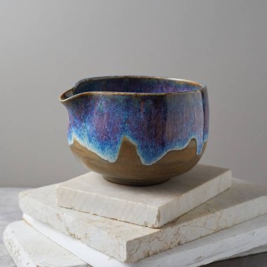 Gri arka planda çay kasesi seramiği. stüdyo ışığı