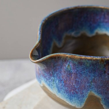 Gri arka planda çay kasesi seramiği. stüdyo ışığı