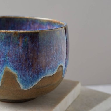 Gri arka planda çay kasesi seramiği. stüdyo ışığı