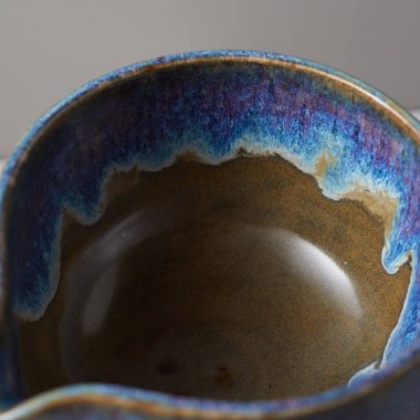 Gri arka planda çay kasesi seramiği. stüdyo ışığı