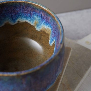 Gri arka planda çay kasesi seramiği. stüdyo ışığı