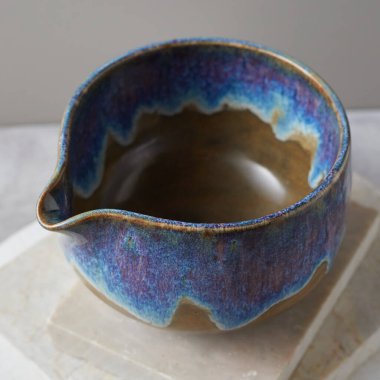 Gri arka planda çay kasesi seramiği. stüdyo ışığı