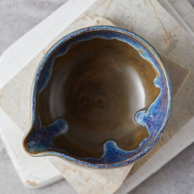 Gri arka planda çay kasesi seramiği. stüdyo ışığı