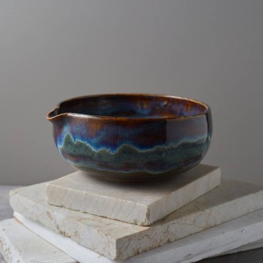 Gri arka planda çay kasesi seramiği. stüdyo ışığı