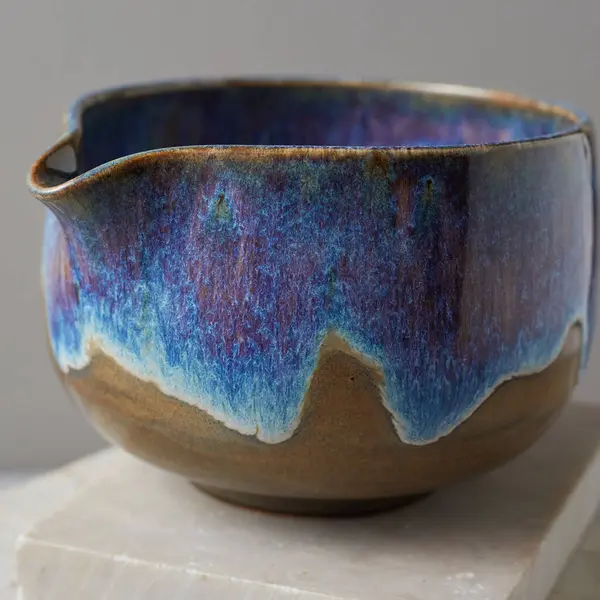 Gri arka planda çay kasesi seramiği. stüdyo ışığı