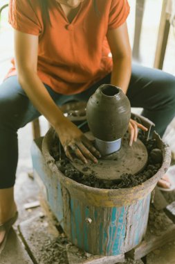 Seramik atölyesi. Çömlek yapma süreci.