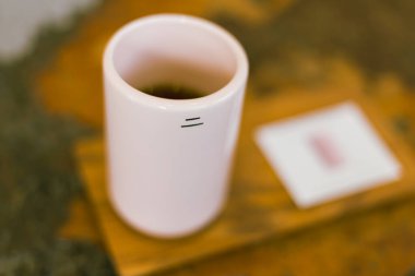 Seramik fincana siyah kahve damlat..