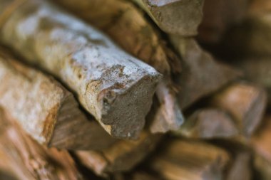 Kış için hazırlanmış odun yığınını kapatın.