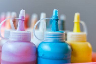 Şeffaf şişe akrilik boyasını kapat