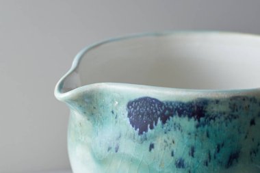 Gri arka planda çay kasesi seramiği. stüdyo ışığı