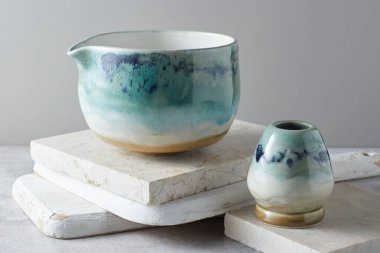 Gri arka planda çay kasesi seramiği. stüdyo ışığı