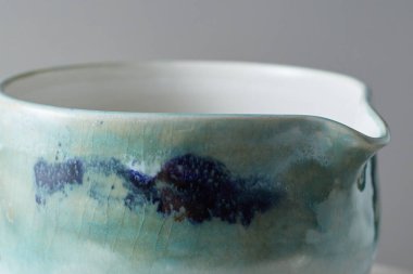 Gri arka planda çay kasesi seramiği. stüdyo ışığı