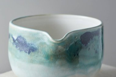 Gri arka planda çay kasesi seramiği. stüdyo ışığı