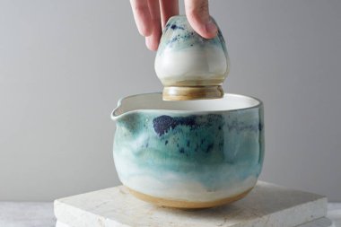 Gri arka planda çay kasesi seramiği. stüdyo ışığı