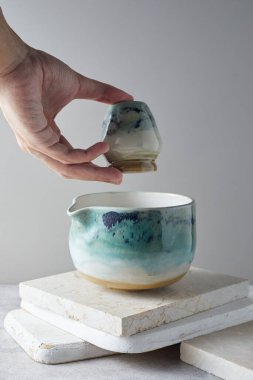 Gri arka planda çay kasesi seramiği. stüdyo ışığı