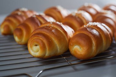 Ev yapımı Japon kruvasanı şekilli tuzlu tereyağlı ekmek (Shio Pan)