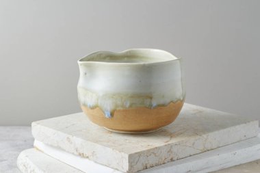 Gri arka planda çay kasesi seramiği. stüdyo ışığı