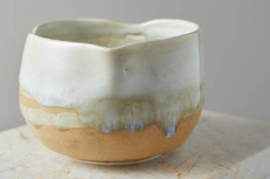 Gri arka planda çay kasesi seramiği. stüdyo ışığı