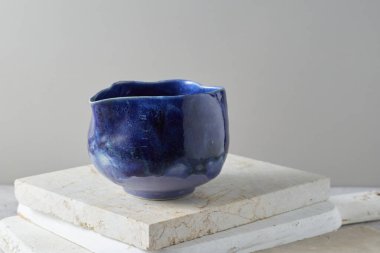 Gri arka planda çay kasesi seramiği. stüdyo ışığı