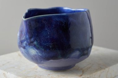 Gri arka planda çay kasesi seramiği. stüdyo ışığı