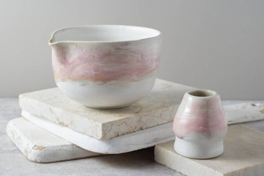 Gri arka planda çay kasesi seramiği. stüdyo ışığı