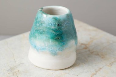 Gri arka planda çay kasesi seramiği. stüdyo ışığı