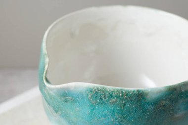 Gri arka planda çay kasesi seramiği. stüdyo ışığı