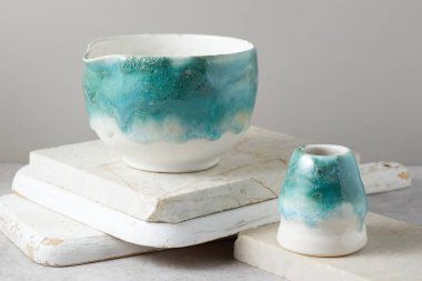 Gri arka planda çay kasesi seramiği. stüdyo ışığı