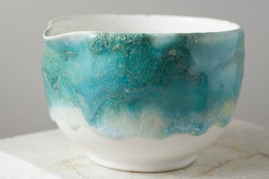 Gri arka planda çay kasesi seramiği. stüdyo ışığı