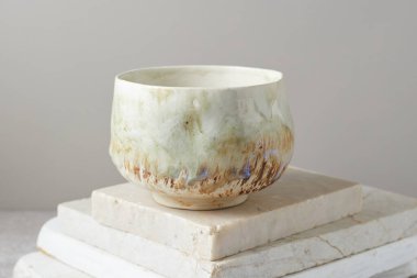 Gri arka planda çay kasesi seramiği. stüdyo ışığı