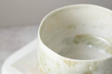 Gri arka planda çay kasesi seramiği. stüdyo ışığı