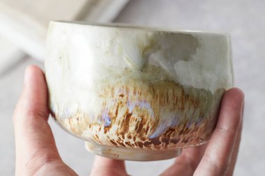 Gri arka planda çay kasesi seramiği. stüdyo ışığı