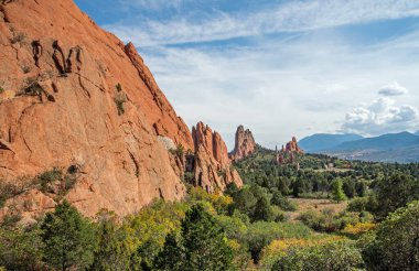 Colorado Springs, Colorado 'daki Tanrıların Bahçesi' nin kırmızı kayaları..