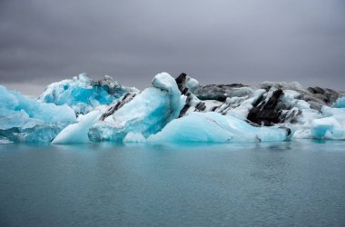 İzlanda 'da Jokulsarlon' daki buzdağları..